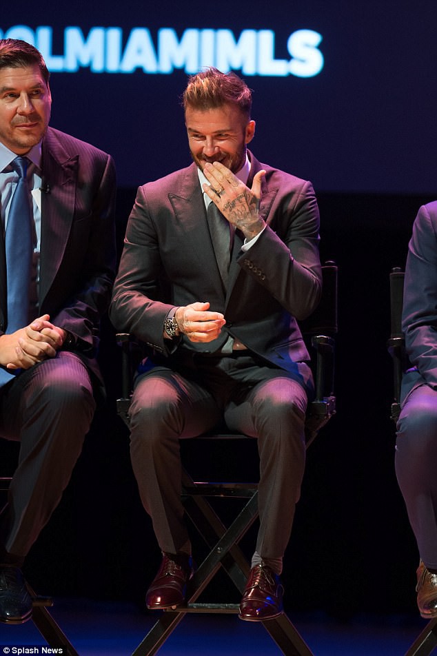 David Beckham chứng minh chỉ cần cắt bỏ mái tóc dài, các bạn nam sẽ phong độ và hấp dẫn hơn nhiều lần - Ảnh 9.