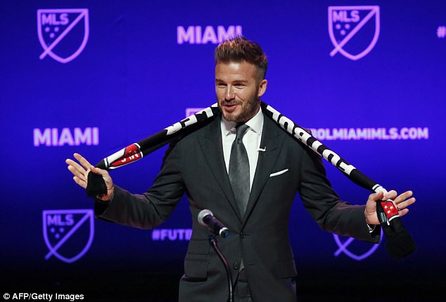 David Beckham chứng minh chỉ cần cắt bỏ mái tóc dài, các bạn nam sẽ phong độ và hấp dẫn hơn nhiều lần - Ảnh 5.