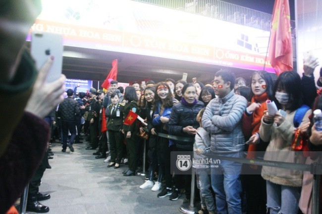 Hàng nghìn người hâm mộ ở Nghệ An chào đón các tuyển thủ U23 Việt Nam trở về quê nhà - Ảnh 9.