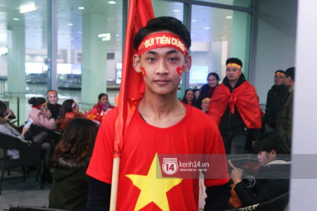 Hàng nghìn người hâm mộ ở Nghệ An chào đón các tuyển thủ U23 Việt Nam trở về quê nhà - Ảnh 7.