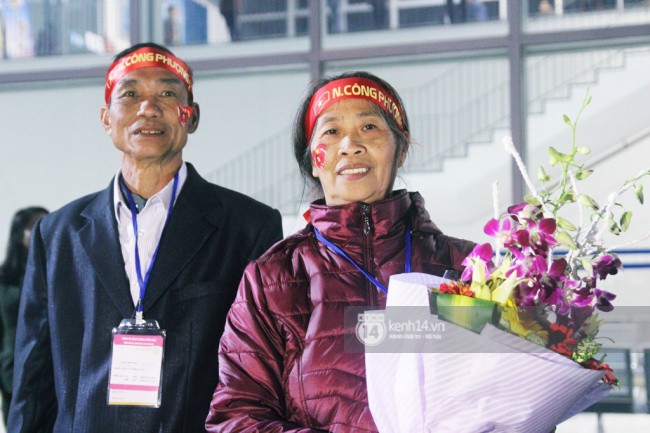 Mẹ C&ocirc;ng Phượng c&oacute; mặt từ sớm ở s&acirc;n bay để đ&oacute;n con trai: &ldquo;Mặc d&ugrave; chưa ăn nhưng đợi con về n&ecirc;n kh&ocirc;ng thấy đ&oacute;i&rdquo; - Ảnh 2.