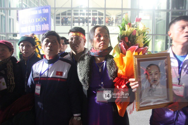 Mẹ C&ocirc;ng Phượng c&oacute; mặt từ sớm ở s&acirc;n bay để đ&oacute;n con trai: &ldquo;Mặc d&ugrave; chưa ăn nhưng đợi con về n&ecirc;n kh&ocirc;ng thấy đ&oacute;i&rdquo; - Ảnh 3.