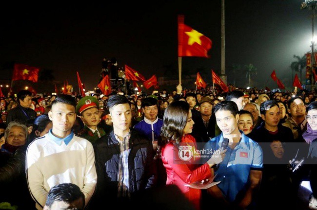 Hàng nghìn người hâm mộ ở Nghệ An chào đón các tuyển thủ U23 Việt Nam trở về quê nhà - Ảnh 16.