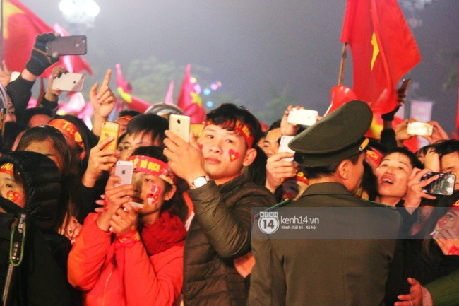 Hàng nghìn người hâm mộ ở Nghệ An chào đón các tuyển thủ U23 Việt Nam trở về quê nhà - Ảnh 18.