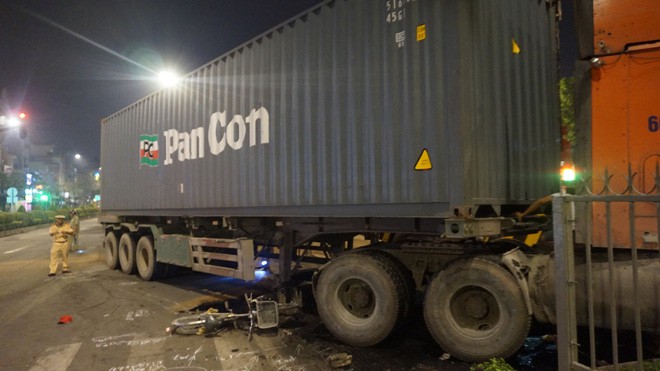 Tránh container làm xiếc trên đường khiến ô tô lật ngửa, 4 người Đài Loan thoát chết ngoạn mục - Ảnh 2.