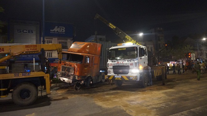 Tránh container làm xiếc trên đường khiến ô tô lật ngửa, 4 người Đài Loan thoát chết ngoạn mục - Ảnh 3.