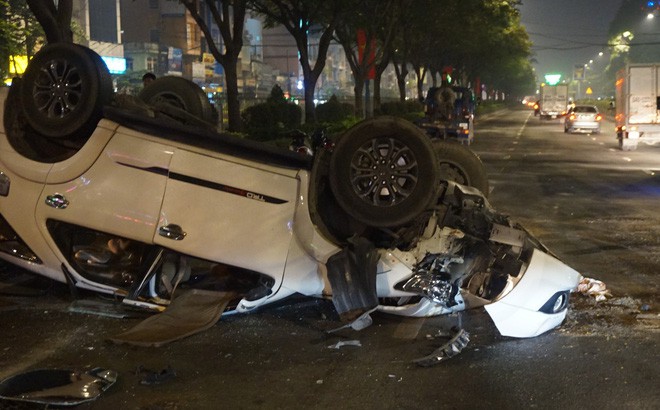 Tránh container làm xiếc trên đường khiến ô tô lật ngửa, 4 người Đài Loan thoát chết ngoạn mục - Ảnh 1.