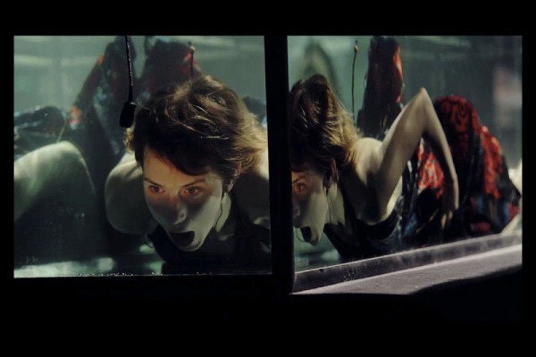 Không thể tin nổi: Thở dưới nước đã khó, vậy mà họ còn hát và chơi các loại nhạc cụ trong bể nước - Ảnh 1. Không thể tin nổi: Thở dưới nước đã khó, vậy mà họ còn hát và chơi các loại nhạc cụ trong bể nước - Ảnh 1.