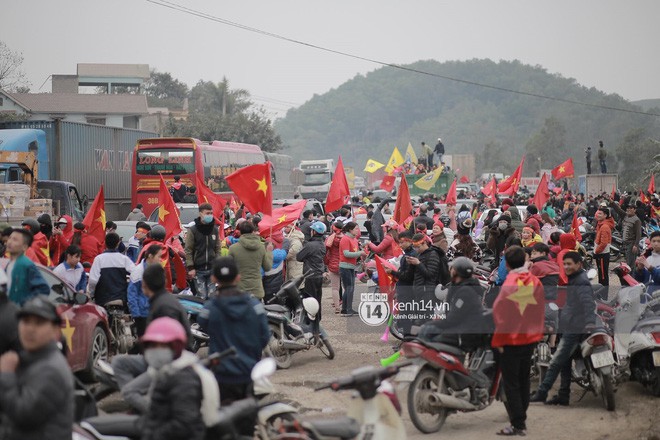 Anh em Tiến Dũng và trung vệ Lê Văn Đại được UBND tỉnh và các doanh nghiệp tại Thanh Hóa trao tặng 500 triệu đồng - Ảnh 1.