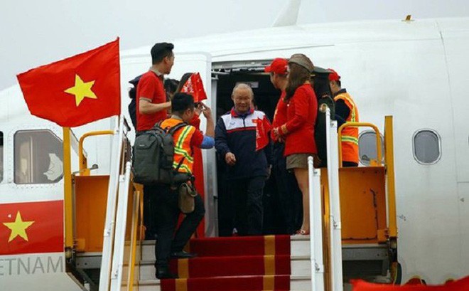 Xử phạt Vietjet Air 40 triệu đồng vụ người mẫu hở hang trên máy bay đón U23 Việt Nam - Ảnh 1.