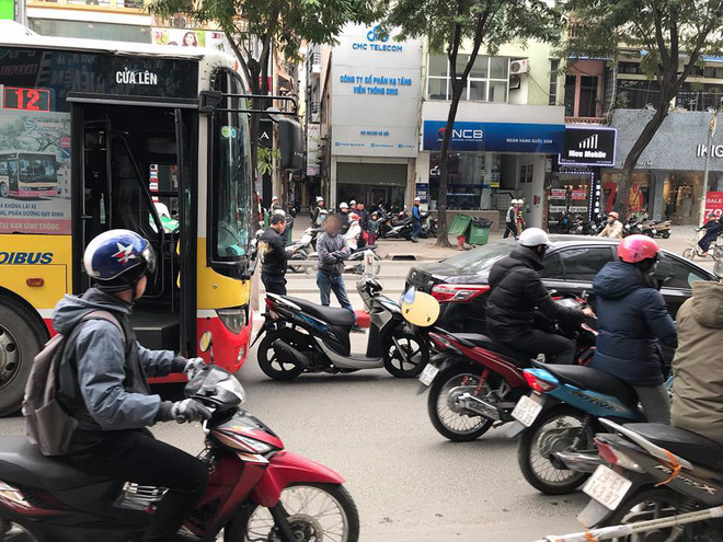 Hà Nội: Xe Vision bị xe bus dồn toa, cắm cứng vào đuôi ô tô con - Ảnh 2.