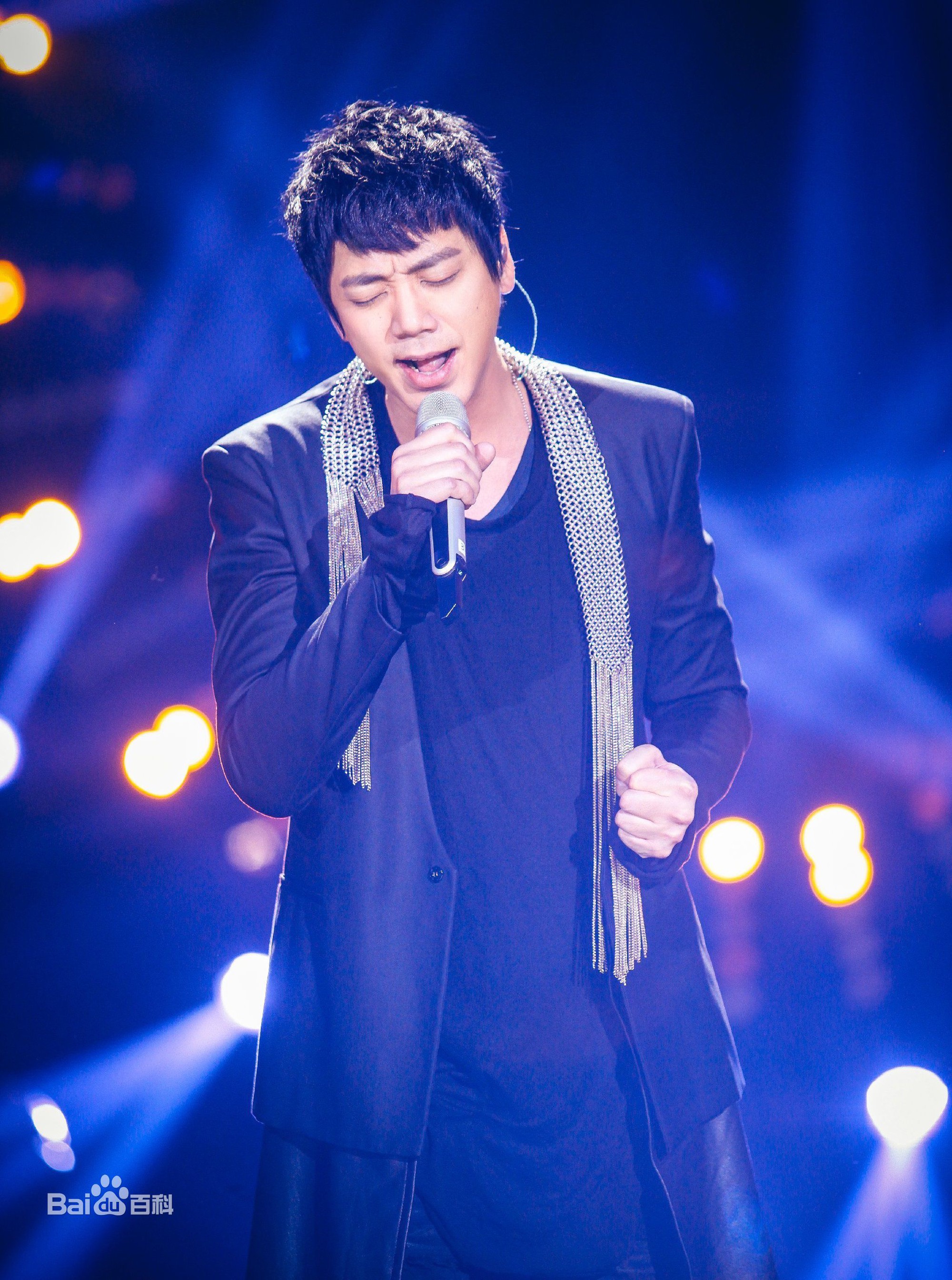 Nam ca sĩ lừng danh Đài Loan bị bạn gái 15 năm phản bội? - Ảnh 2. Nam ca sĩ lừng danh Đài Loan bị bạn gái 15 năm phản bội? - Ảnh 2.