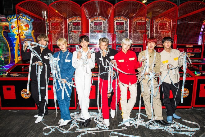 M&agrave;n đụng h&agrave;ng thế kỷ: V lẫn Jimin (BTS) mặc y chang chị em nh&agrave; Kim v&agrave; Kylie Jenner  - Ảnh 4.