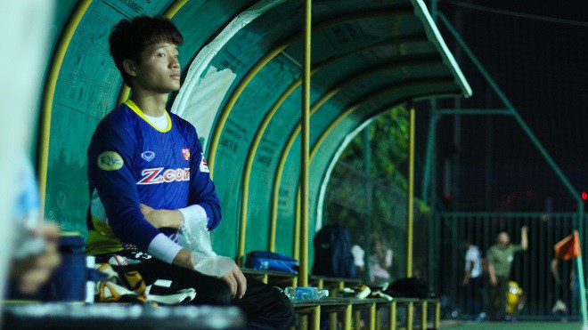Cơn sốt mang tên Bùi Tiến Dũng và bóng đêm bủa vây Phí Minh Long - Ảnh 2.