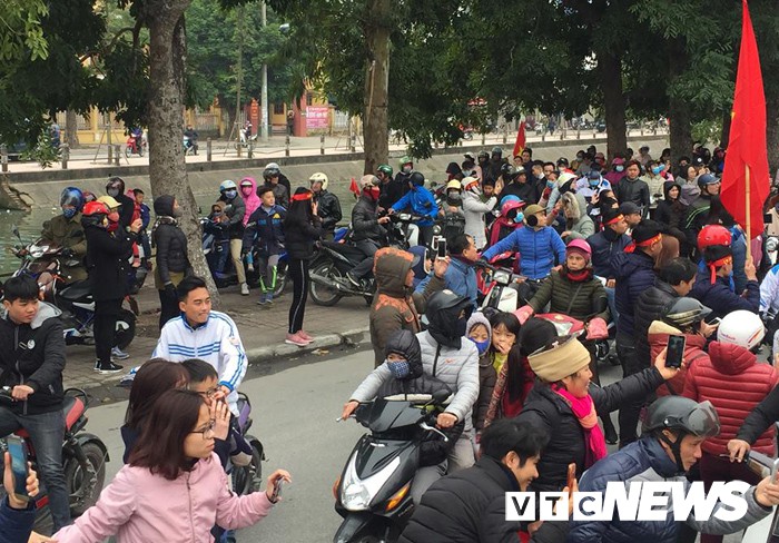 Ảnh: Đường phố Thái Bình rực rỡ cờ hoa đón cầu thủ U23 Việt Nam Đoàn Văn Hậu - Ảnh 2.