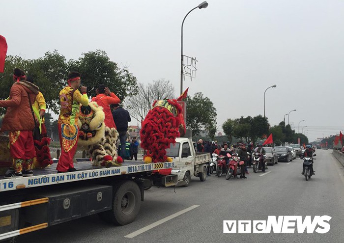 Ảnh: Đường phố Thái Bình rực rỡ cờ hoa đón cầu thủ U23 Việt Nam Đoàn Văn Hậu - Ảnh 3.