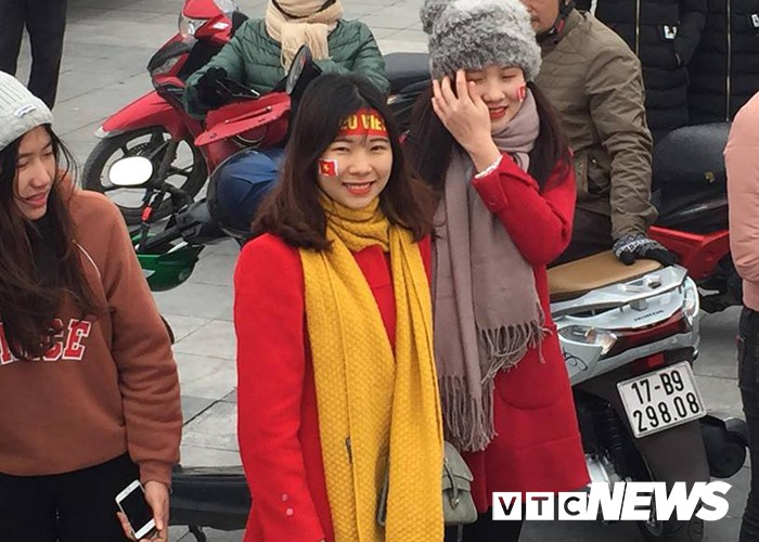 Ảnh: Đường phố Thái Bình rực rỡ cờ hoa đón cầu thủ U23 Việt Nam Đoàn Văn Hậu - Ảnh 6.