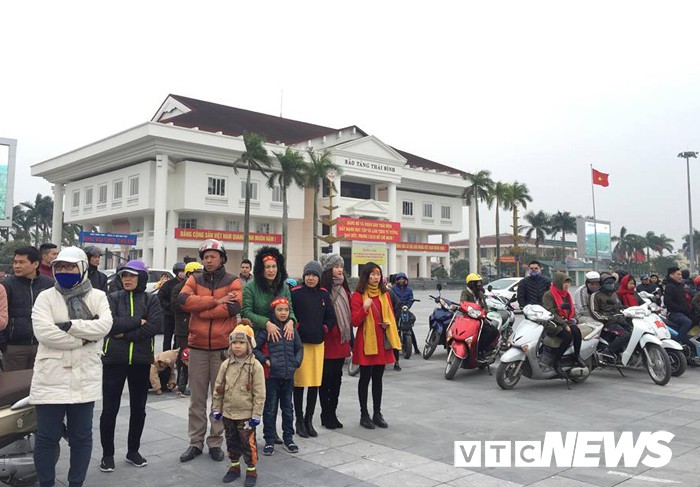 Ảnh: Đường phố Thái Bình rực rỡ cờ hoa đón cầu thủ U23 Việt Nam Đoàn Văn Hậu - Ảnh 8.