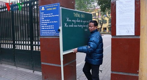Học sinh nghỉ học tránh rét: Cơ quan bố mẹ thành nhà trẻ - Ảnh 1.