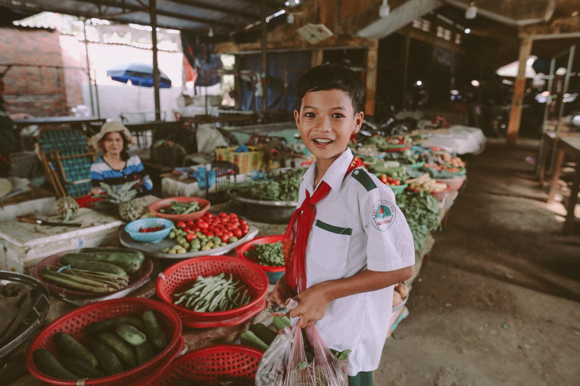 Bộ ảnh xúc động về cậu bé mồ côi ở Quảng Nam tự lập từ năm 12 tuổi, nuôi lợn để được đến trường - Ảnh 11.