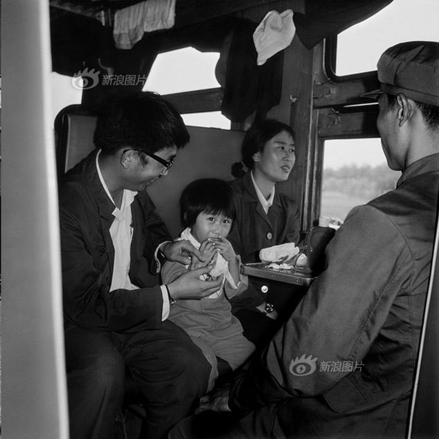 Dành 4 thập kỉ ghi lại hành trình trên những chuyến xe lửa, nhiếp ảnh gia Trung Quốc đem lại cho người xem những xúc cảm lạ thường - Ảnh 2.