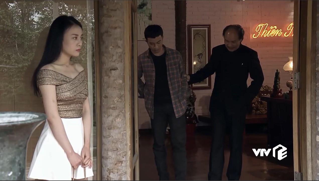 Nhờ Quỳnh Búp Bê mà các shop online đắt hàng, thi nhau đăng bán mẫu áo “hot hit” này - Ảnh 4.
