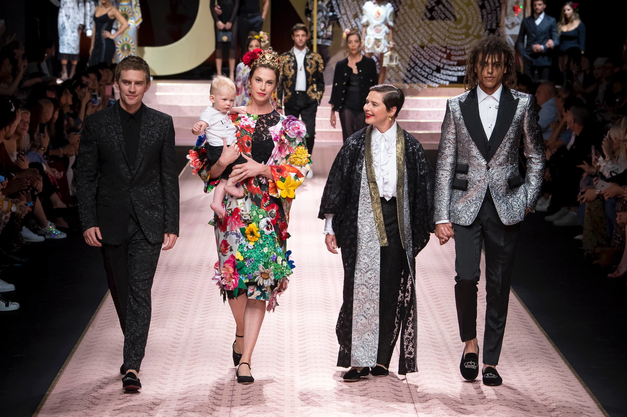 Bao nhiêu là lộng lẫy phù hoa đều đã hội tụ lại trong 6 BST "đỉnh" nhất Milan Fashion Week 1 Bao nhiêu là lộng lẫy phù hoa đều đã hội tụ lại trong 6 BST đỉnh nhất Milan Fashion Week - Ảnh 1.