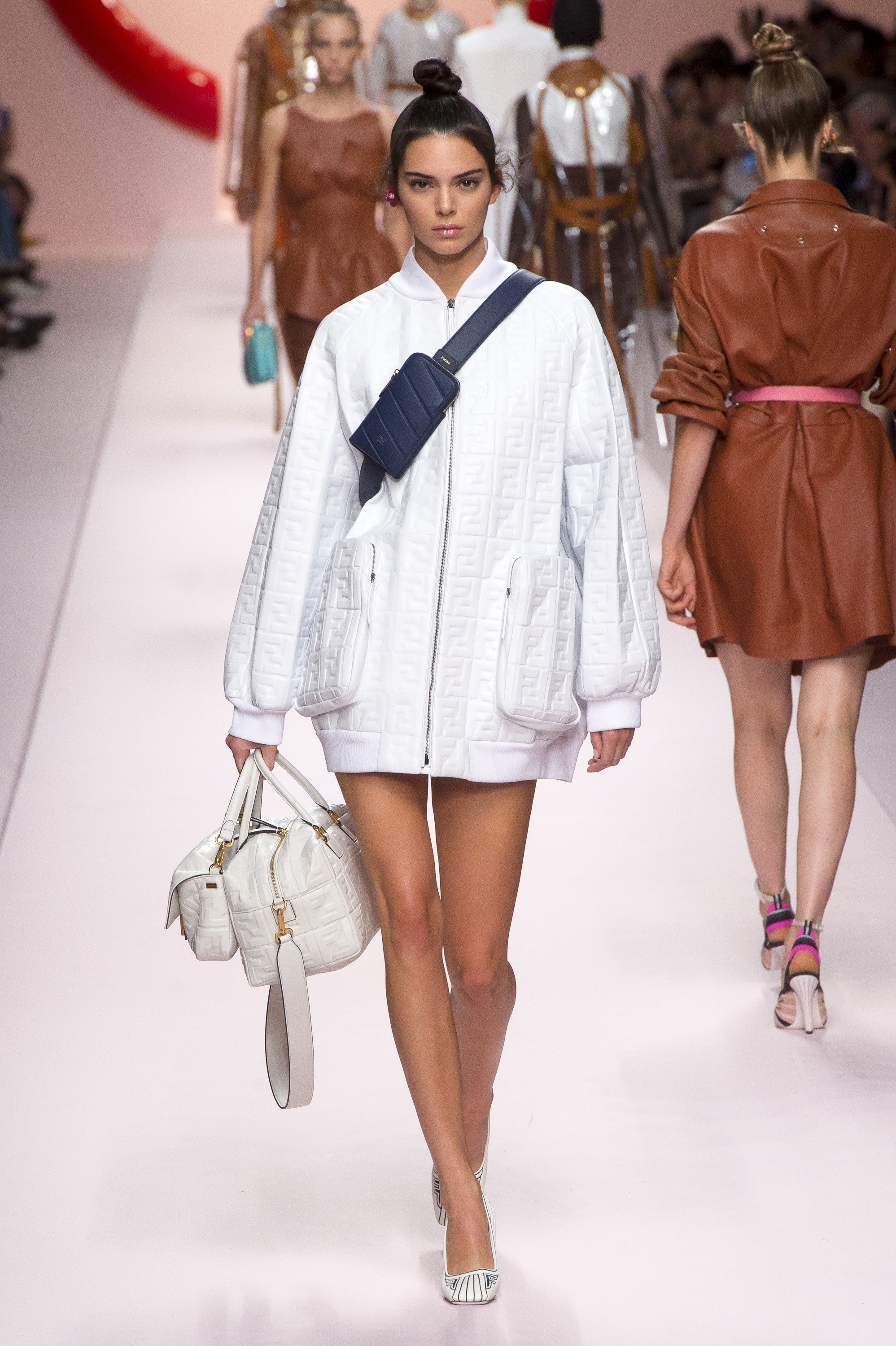 Bao nhiêu là lộng lẫy phù hoa đều đã hội tụ lại trong 6 BST "đỉnh" nhất Milan Fashion Week 37 Bao nhiêu là lộng lẫy phù hoa đều đã hội tụ lại trong 6 BST đỉnh nhất Milan Fashion Week - Ảnh 7.