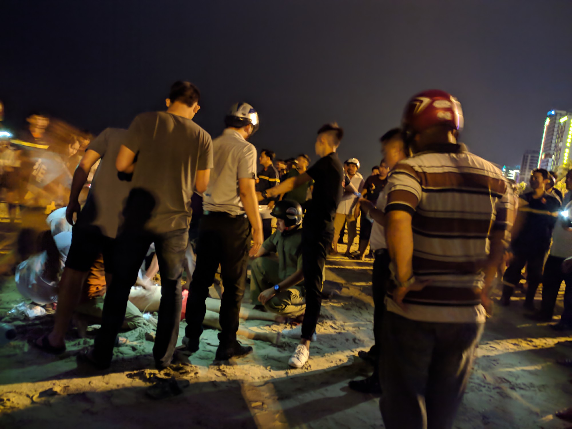 Tắm biển ban đêm, 2 du khách Trung Quốc đuối nước ở Đà Nẵng - Ảnh 2. Tắm biển ban đêm, 2 du khách Trung Quốc đuối nước ở Đà Nẵng - Ảnh 2.