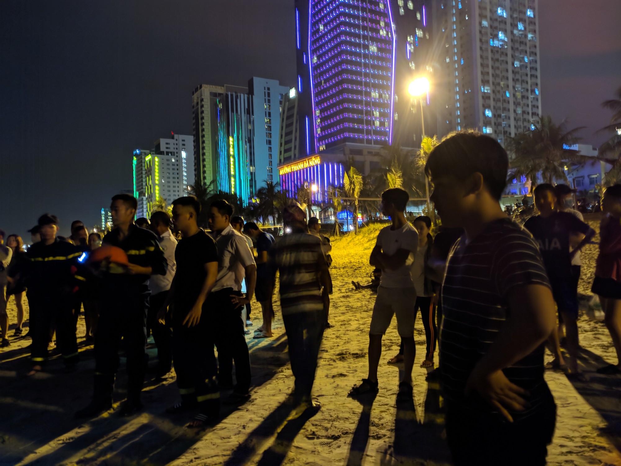 Tắm biển ban đêm, 2 du khách Trung Quốc đuối nước ở Đà Nẵng - Ảnh 3. Tắm biển ban đêm, 2 du khách Trung Quốc đuối nước ở Đà Nẵng - Ảnh 3.