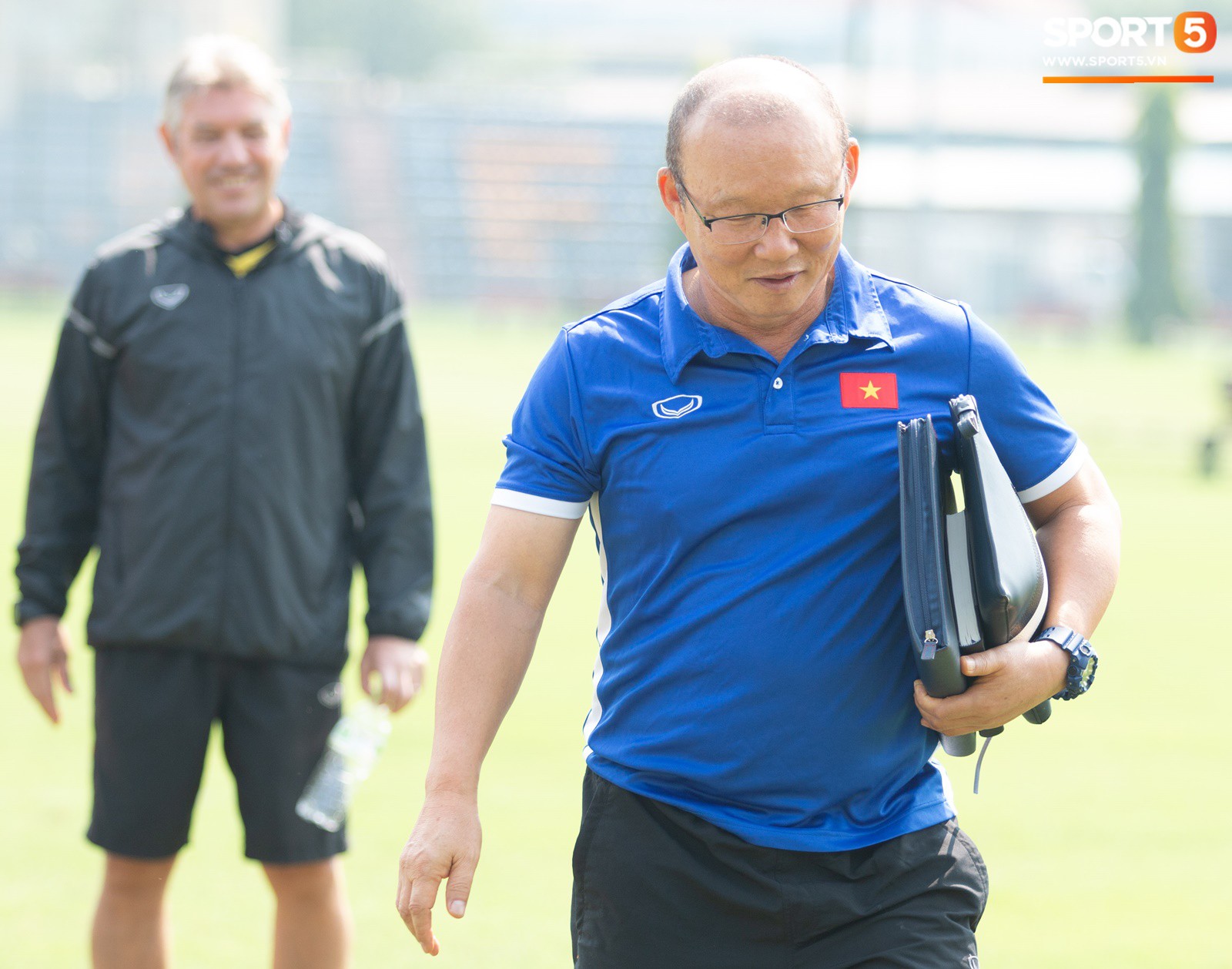 HLV Park Hang-seo xuất hiện bên cạnh trợ lý ngôn ngữ mới, cao ráo và sáng sủa chuẩn Hàn Quốc - Ảnh 1. HLV Park Hang-seo xuất hiện bên cạnh trợ lý ngôn ngữ mới, cao ráo và sáng sủa chuẩn Hàn Quốc - Ảnh 1.