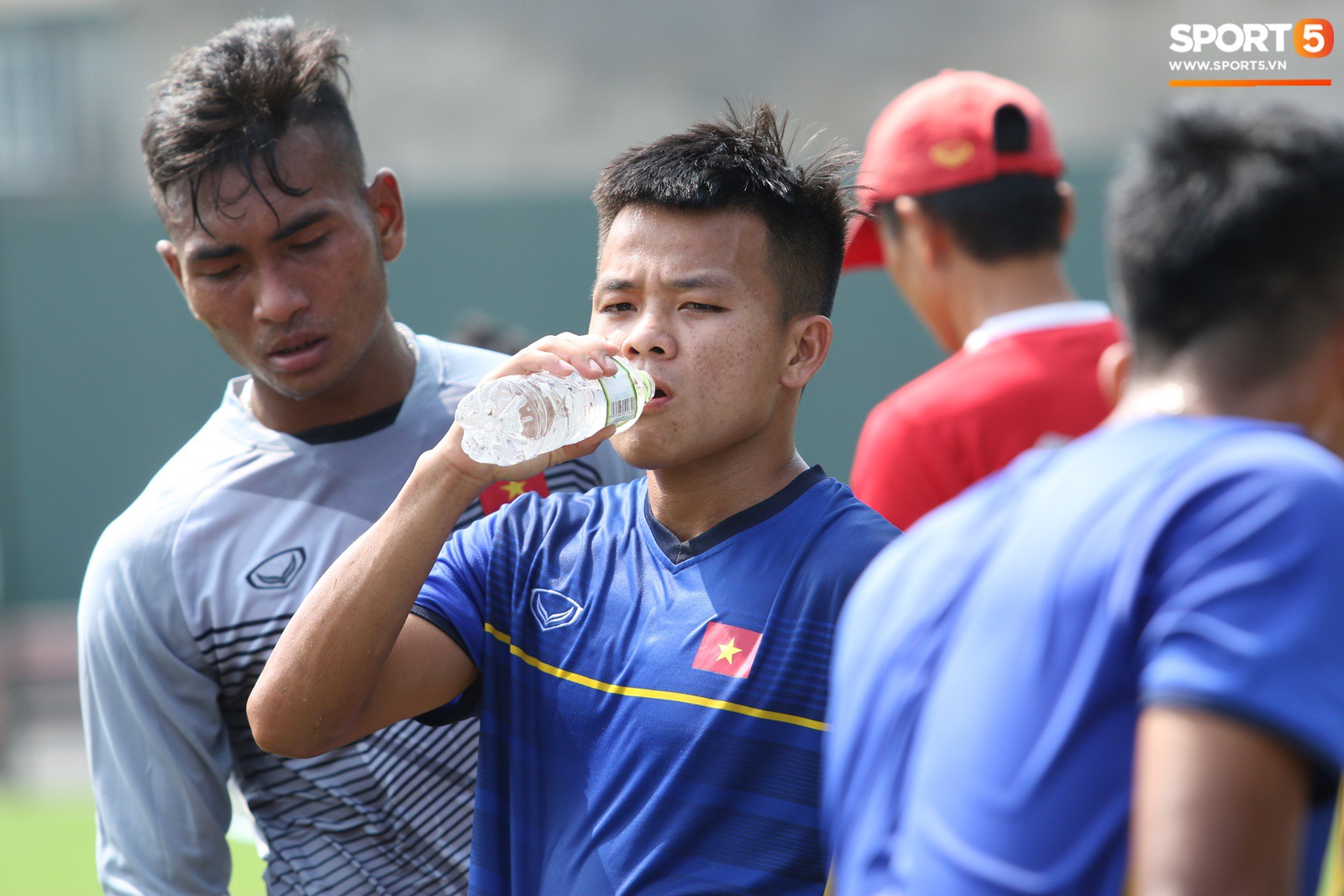 HLV Park Hang-seo xuất hiện bên cạnh trợ lý ngôn ngữ mới, cao ráo và sáng sủa chuẩn Hàn Quốc - Ảnh 4. HLV Park Hang-seo xuất hiện bên cạnh trợ lý ngôn ngữ mới, cao ráo và sáng sủa chuẩn Hàn Quốc - Ảnh 4.