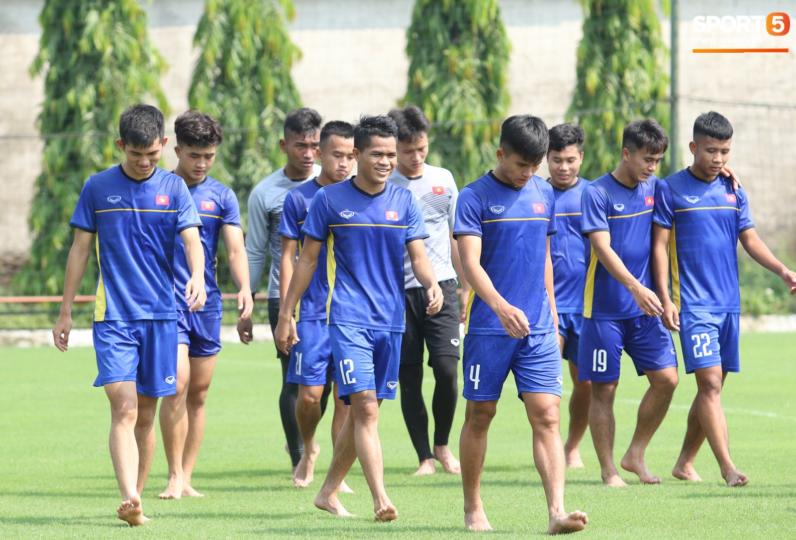 HLV Park Hang-seo xuất hiện bên cạnh trợ lý ngôn ngữ mới, cao ráo và sáng sủa chuẩn Hàn Quốc - Ảnh 3. HLV Park Hang-seo xuất hiện bên cạnh trợ lý ngôn ngữ mới, cao ráo và sáng sủa chuẩn Hàn Quốc - Ảnh 3.