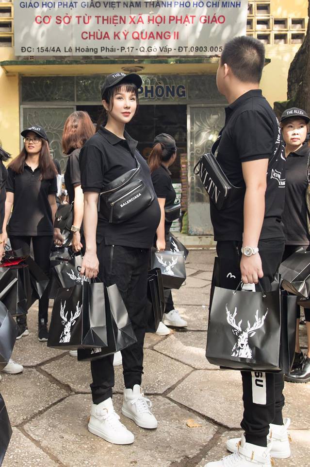 Sao Việt mặc đơn giản đi từ thiện: trông tối giản nhưng thật ra thì cũng "đồ hiệu cả cây" 1 Sao Việt mặc đơn giản đi từ thiện: trông tối giản nhưng thật ra thì cũng đồ hiệu cả cây - Ảnh 1.