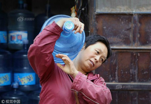 Mỗi ngày bê 70 thùng nước kiếm 20 triệu một tháng, người phụ nữ Trung Quốc mua nhà thành phố chỉ sau 3 năm - Ảnh 5. Mỗi ngày bê 70 thùng nước kiếm 20 triệu một tháng, người phụ nữ Trung Quốc mua nhà thành phố chỉ sau 3 năm - Ảnh 5.