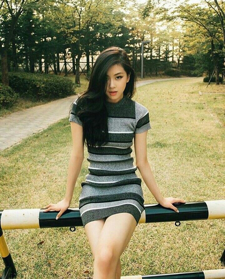 Cùng một kiểu váy kén dáng, Rosé (Black Pink) trông cuốn hút chẳng kém gì Kendall Jenner 4 Cũng có ngày, Rosé (Black Pink) bất ngờ áp đảo Kendall Jenner khi diện cùng một kiểu váy kén dáng - Ảnh 4.