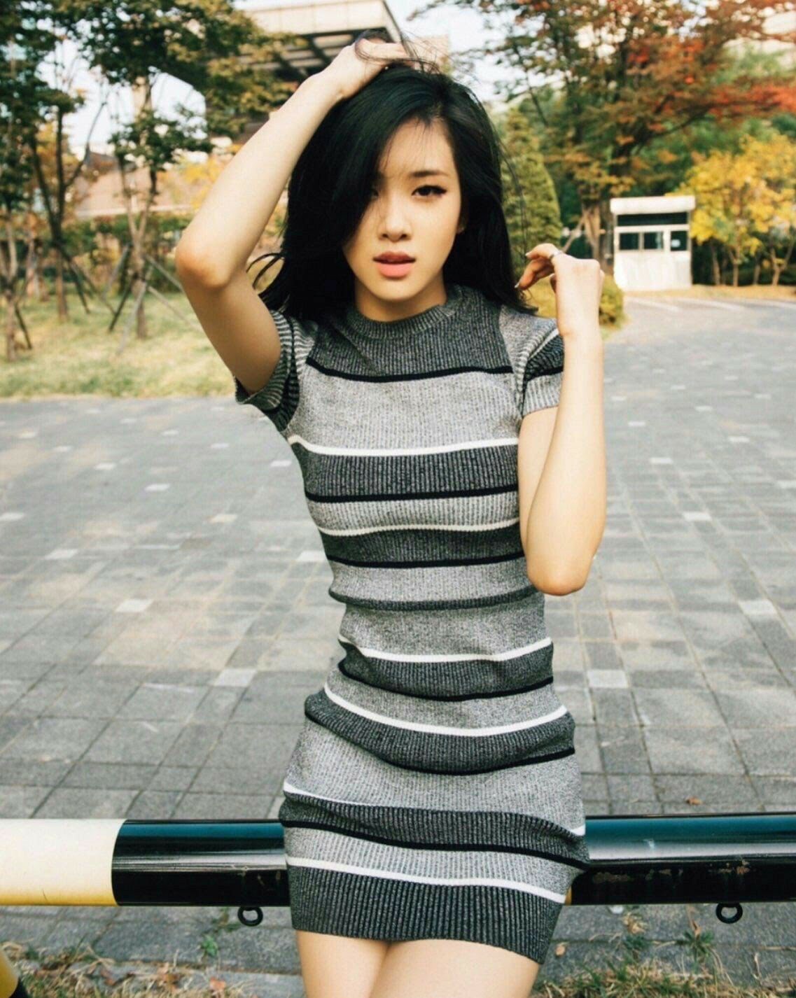 Cùng một kiểu váy kén dáng, Rosé (Black Pink) trông cuốn hút chẳng kém gì Kendall Jenner 3 Cũng có ngày, Rosé (Black Pink) bất ngờ áp đảo Kendall Jenner khi diện cùng một kiểu váy kén dáng - Ảnh 3.