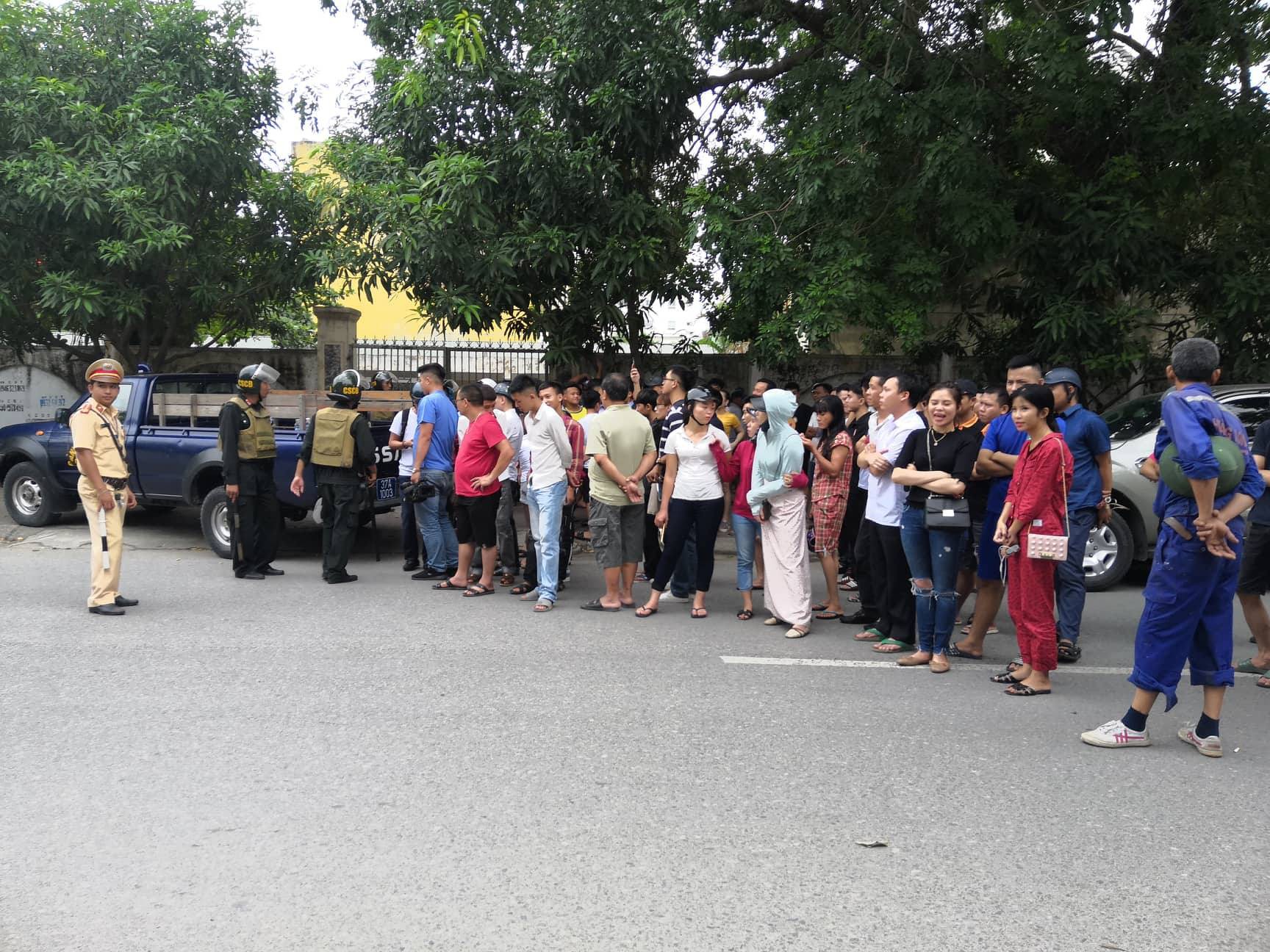 Gần 100 cảnh sát, sử dụng cả súng bắn tỉa vây bắt đối tượng có “hàng nóng” cố thủ trong nhà - Ảnh 4.
