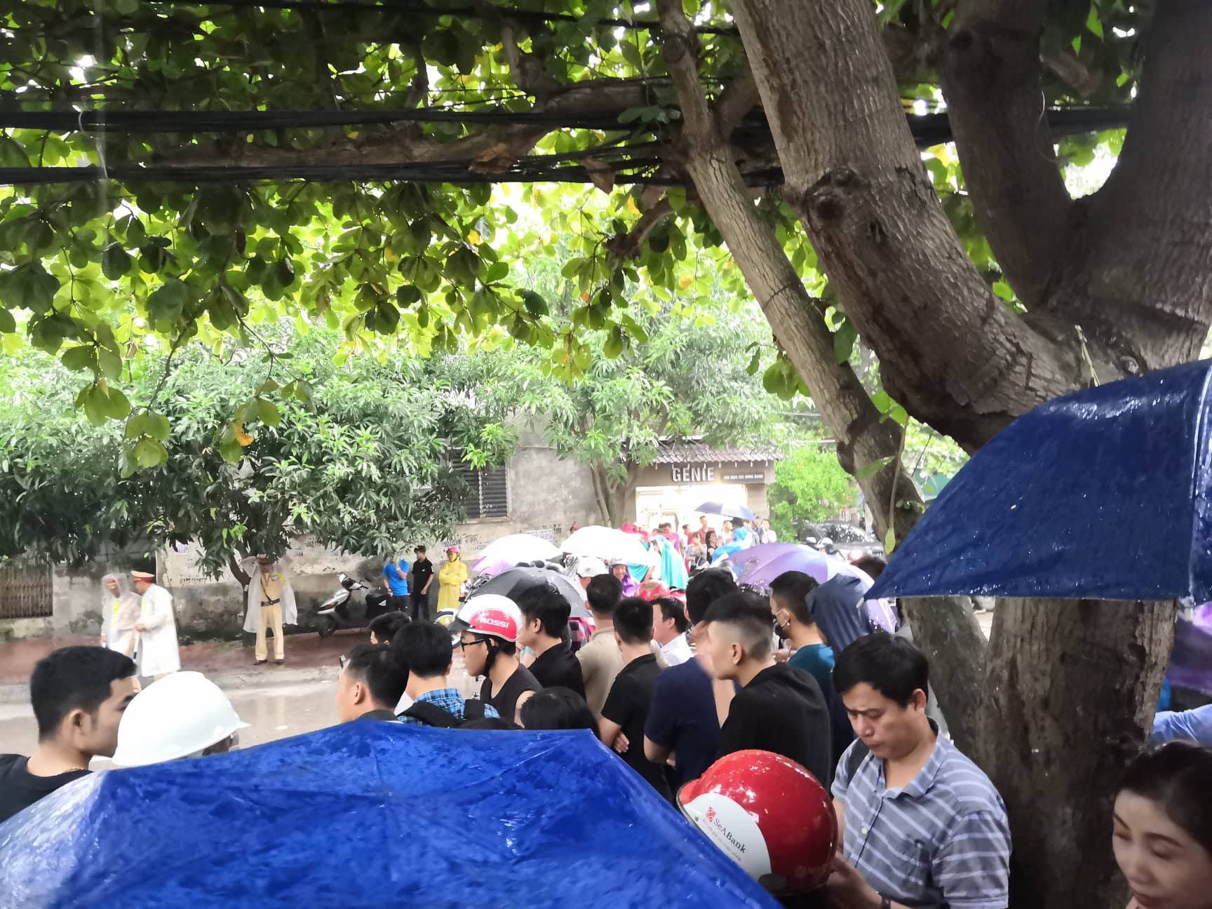 Gần 100 cảnh sát, sử dụng cả súng bắn tỉa vây bắt đối tượng có “hàng nóng” cố thủ trong nhà - Ảnh 5.