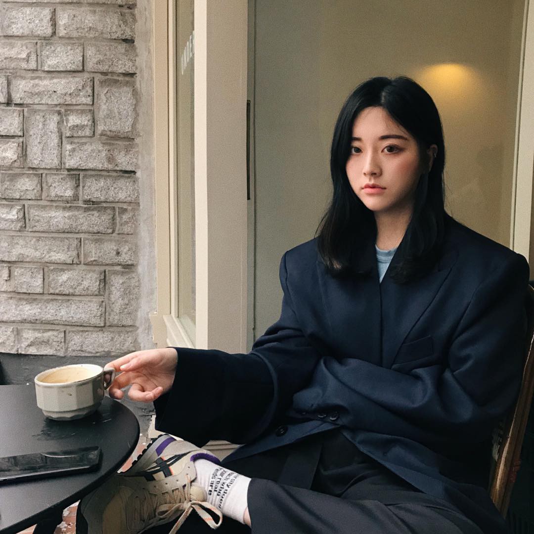 Sau cuộc càn quét từ mốt "giày của bố", đến lượt "blazer của bố" bắt đầu lên ngôi 12 Sau cuộc càn quét từ mốt giày của bố, đến lượt blazer của bố bắt đầu lên ngôi - Ảnh 5.