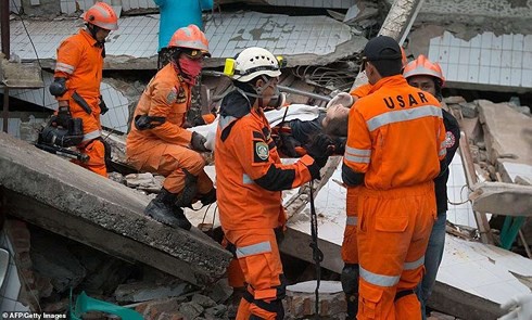 Indonesia: Nhiều khó khăn trong cứu hộ và cứu trợ sau động đất - Ảnh 1.