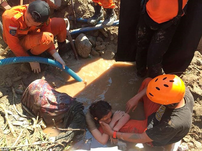 Toàn cảnh công tác cứu hộ trong thảm họa động đất sóng thần ở Indonesia - Ảnh 11.