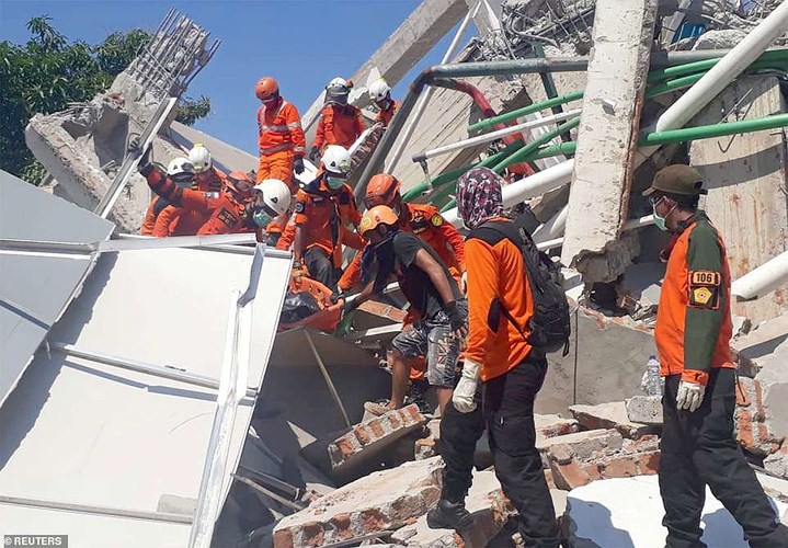 Toàn cảnh công tác cứu hộ trong thảm họa động đất sóng thần ở Indonesia - Ảnh 13.
