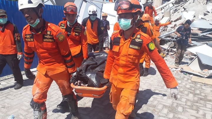 Toàn cảnh công tác cứu hộ trong thảm họa động đất sóng thần ở Indonesia - Ảnh 14.