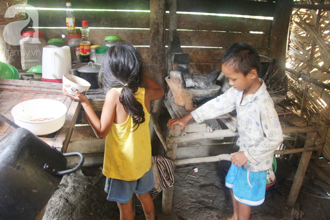 Hai lần đẻ rớt tại nhà, 4 đứa trẻ đói ăn bên người mẹ bầu 8 tháng không thể mượn được 500 ngàn để đi bệnh viện - Ảnh 15. Hai lần đẻ rớt tại nhà, 4 đứa trẻ đói ăn bên người mẹ bầu 8 tháng không thể mượn được 500 ngàn để đi bệnh viện - Ảnh 15.