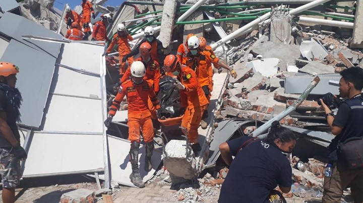 Toàn cảnh công tác cứu hộ trong thảm họa động đất sóng thần ở Indonesia - Ảnh 15.