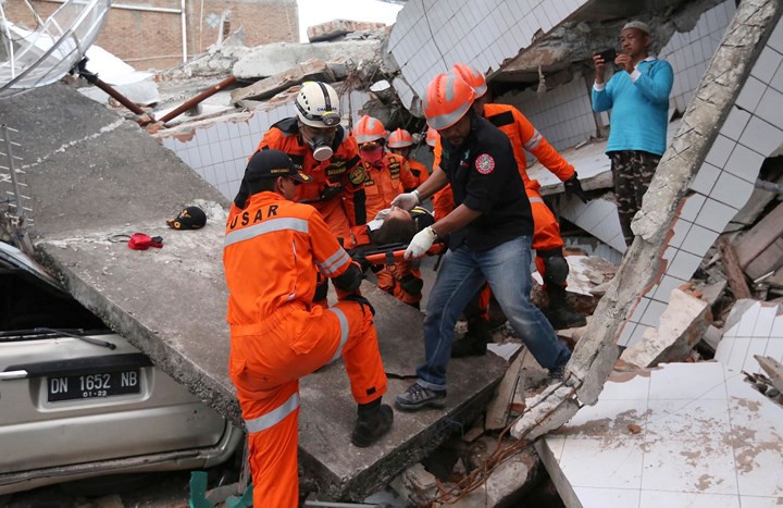 Toàn cảnh công tác cứu hộ trong thảm họa động đất sóng thần ở Indonesia - Ảnh 3.