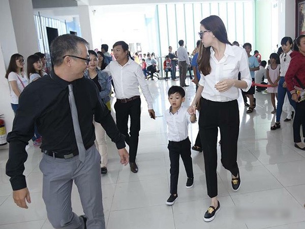 Sao Việt mặc đơn giản đi từ thiện: trông tối giản nhưng thật ra thì cũng "đồ hiệu cả cây" 4 Sao Việt mặc đơn giản đi từ thiện: trông tối giản nhưng thật ra thì cũng đồ hiệu cả cây - Ảnh 4.