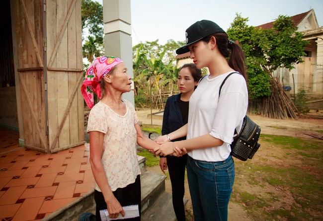 Sao Việt mặc đơn giản đi từ thiện: trông tối giản nhưng thật ra thì cũng "đồ hiệu cả cây" 7 Sao Việt mặc đơn giản đi từ thiện: trông tối giản nhưng thật ra thì cũng đồ hiệu cả cây - Ảnh 7.