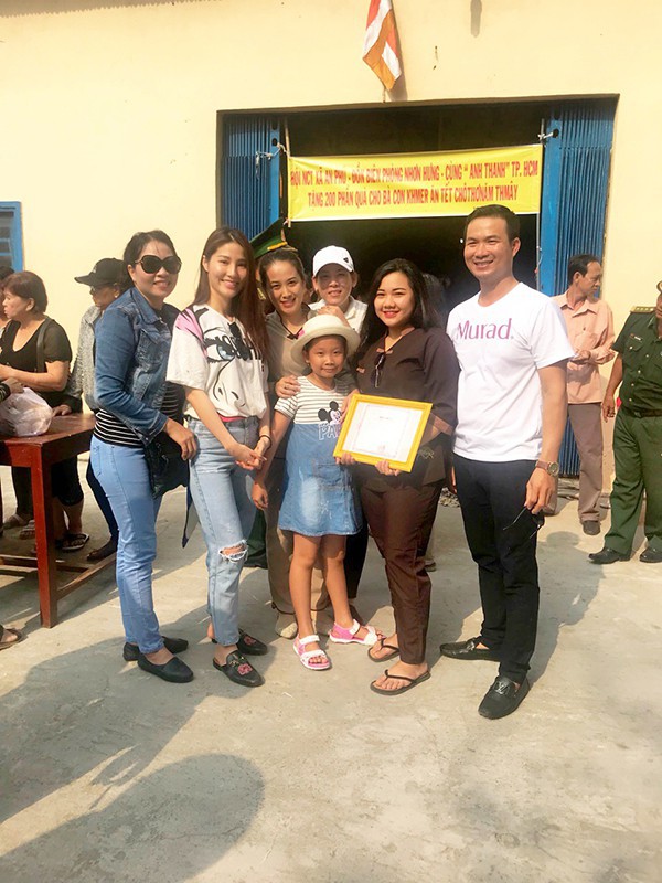 Sao Việt mặc đơn giản đi từ thiện: trông tối giản nhưng thật ra thì cũng "đồ hiệu cả cây" 10 Sao Việt mặc đơn giản đi từ thiện: trông tối giản nhưng thật ra thì cũng đồ hiệu cả cây - Ảnh 10.